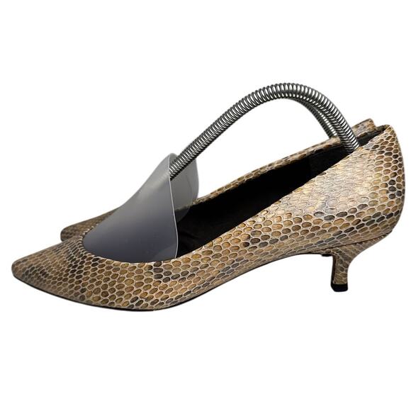 Stuart Weitzman Snakeskin Kitten Heel Sz 10 Tan Gray Leather Pointed Toe Luxury - Picture 12 of 13